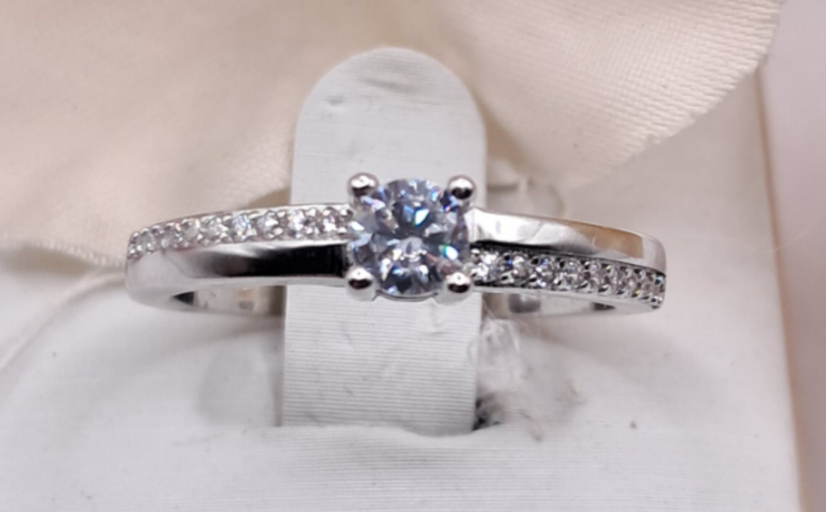 Imagem de Anel Solitário em Prata com Zircónias