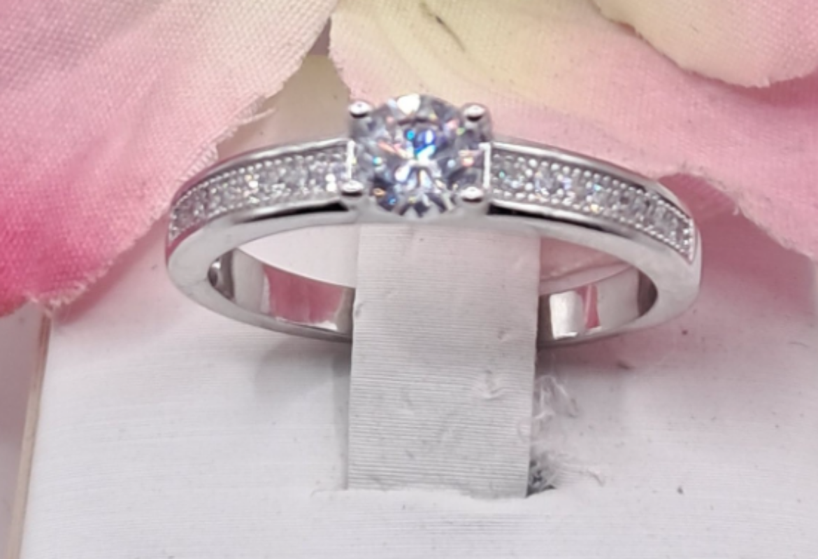 Imagem de Anel Solitário em Prata com Zircónias